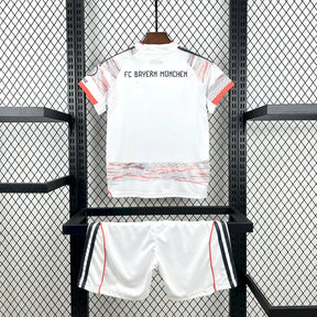 Kit Infantil Bayern de Monique 25/26 Away
