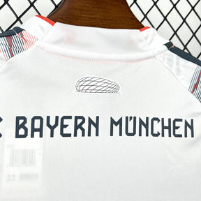 Kit Infantil Bayern de Monique 25/26 Away