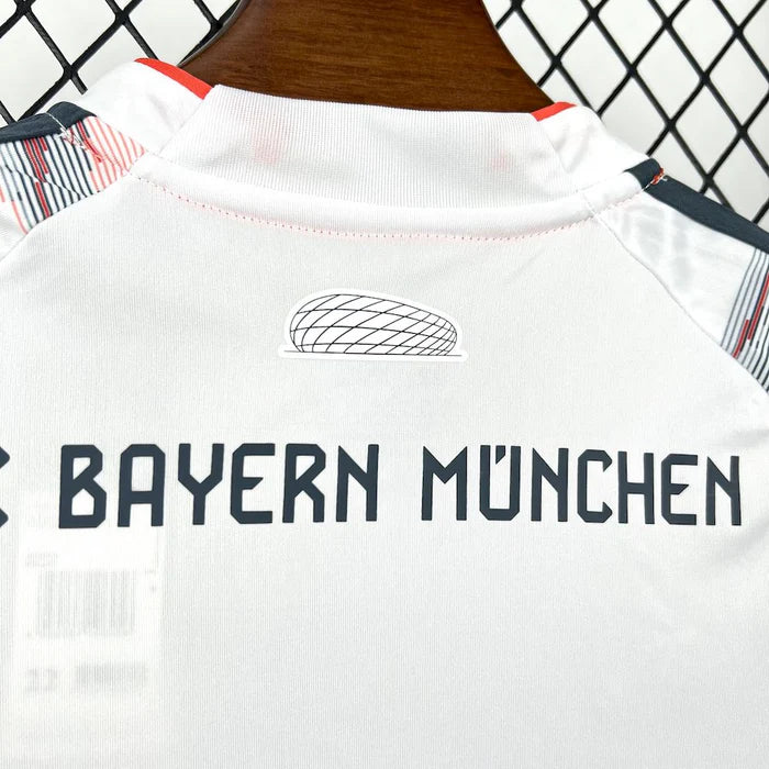 Kit Infantil Bayern de Monique 25/26 Away
