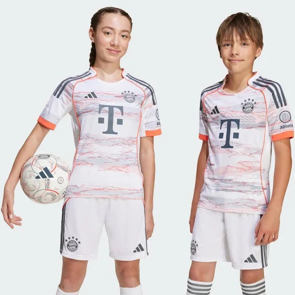 Kit Infantil Bayern de Monique 25/26 Away